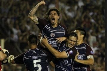 Ismael Blanco comemora muito após marcar o segundo gol do Lanús. (Reuters).