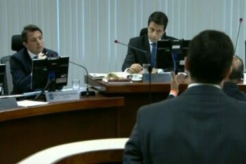 O relator Felipe Bevilacqua de Souza (à esquerda) durante o julgamento no STJD (Foto: Reprodução)