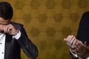 Cristiano Ronaldo não conseguiu conter o choro durante a entrega do prêmio (Foto: AFP)