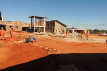 Interessados podem dirigir-se ao canteiro de obras, que fica localizado no Bairro São José (UrbisI). (Foto: Lay Amorim/Brumado Notícias),