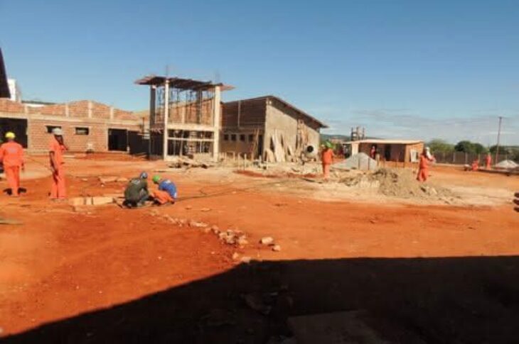 Interessados podem dirigir-se ao canteiro de obras, que fica localizado no Bairro São José (UrbisI). (Foto: Lay Amorim/Brumado Notícias),