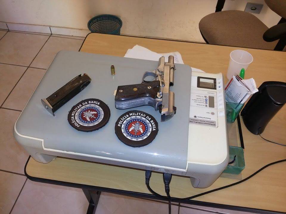 Arma apreendida com o suspeito