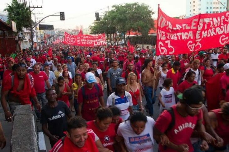 Protesto do MTST fecha faixas na estrada do M'Boi Mirim, em SP (Foto: Dario Oliveira/ Estadão Conteúdo)