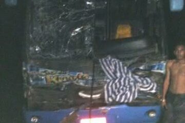 Frente do veículo ficou danificada