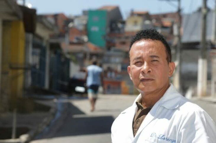 Médicos cubanos que atuam na UBS Olaria do Nino, na periferia de Osasco. Na foto, Lorenzo Lopes
