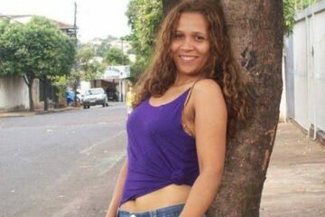 Idacélia Spínola Matos, 32 anos, foi encontrada com uma corda enrolada no pescoço dentro do banheiro de seu apartamento em São José do Rio Preto. (Foto: Reprodução).