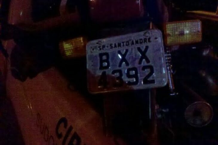 Os receptadores foram presos e a motocicleta recuperada. (Foto: Divulgação).