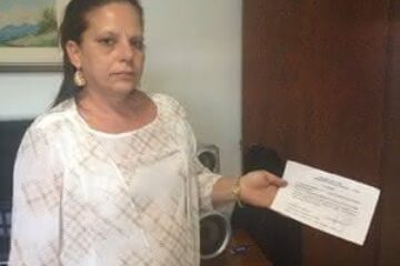 A médica cubana Ramona Matos Rodriguez mostra documento na casa do deputado Alberto Lupion, onde está hospedada (Nathalia Passarinho/G1)
