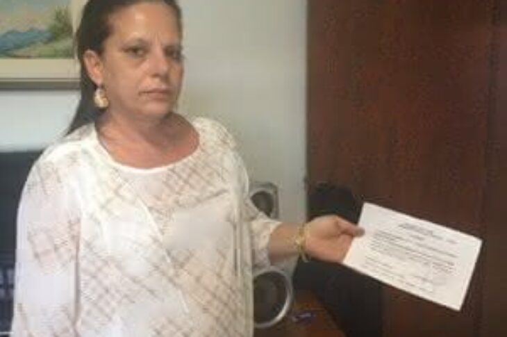 A médica cubana Ramona Matos Rodriguez mostra documento na casa do deputado Alberto Lupion, onde está hospedada (Nathalia Passarinho/G1)