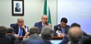 A bancada do PMDB na Câmara aprovou moção de solidariedade ao líder do partido na Casa, deputado Eduardo Cunha (ao centro, na foto), durante reunião nesta terça