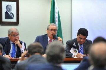 A bancada do PMDB na Câmara aprovou moção de solidariedade ao líder do partido na Casa, deputado Eduardo Cunha (ao centro, na foto), durante reunião nesta terça