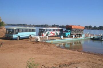 Travessia em São Francisco: população teme risco de isolamento se nível do rio não voltar a subir (Foto: Willian Amaral)