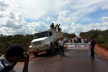 População protesta reformando pista abandonada pelo governo.(Fotos: TV Aprochego)