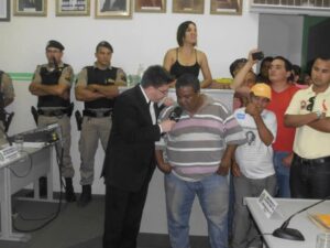 O advogado Fábio Oliva, que convidou o CQC, é entrevistado pelo humorista Oscar Filho, que acompanhou ainda a tumultuada sessão em que Gorutuba não conseguiu barrar investigação