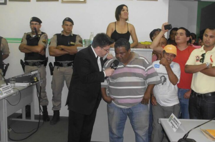 O advogado Fábio Oliva, que convidou o CQC, é entrevistado pelo humorista Oscar Filho, que acompanhou ainda a tumultuada sessão em que Gorutuba não conseguiu barrar investigação