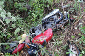 Após a colisão, o motociclista acabou saindo da pista e foi arremessado cerca de 5 metros em uma ribanceira (Foto: Marcos Oliveira / Sudoeste Bahia)