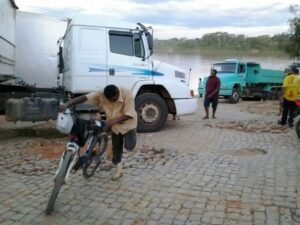 Porto de Manga é interditado por caminhoneiros. (Foto: Jersílio Lima)