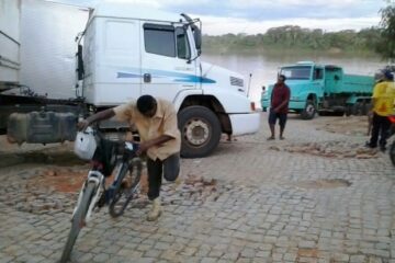 Porto de Manga é interditado por caminhoneiros. (Foto: Jersílio Lima)