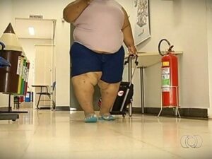 Menino de 9 anos já chegou a quase 130 quilos e luta contra obesidade (Foto: Reprodução/TV Anhanguera)