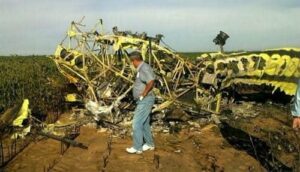 Aeronave ficou só com a carcaça após incêndio (Foto: Blog Antônio Carlos/Arquivo Pessoal)