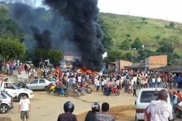 Manifestantes pedem celeridade no Projeto de Emancipação (Foto: Ubatã Notícias)