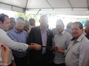 Prefeito Jordão Medrado com prefeitos da região entregando ao superintendente regional do Departamento Nacional de Infraestrutura de Transportes no estado da Bahia - Dnit/BA, Amauri Sousa, ofício com as solicitações