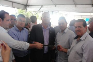 Prefeito Jordão Medrado com prefeitos da região entregando ao superintendente regional do Departamento Nacional de Infraestrutura de Transportes no estado da Bahia - Dnit/BA, Amauri Sousa, ofício com as solicitações