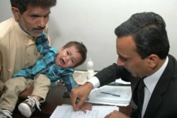 Policial pega digitais do bebê | Foto: AFP