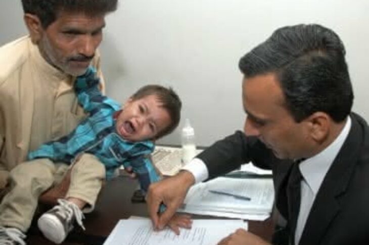 Policial pega digitais do bebê | Foto: AFP