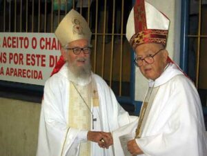 Com o bispo emérito de Caetité, D. Alberto, durante a ordenação presbiteral. (Foto Reprodução / Wikipédia)