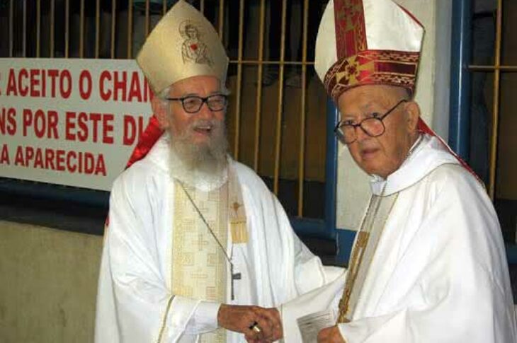 Com o bispo emérito de Caetité, D. Alberto, durante a ordenação presbiteral. (Foto Reprodução / Wikipédia)