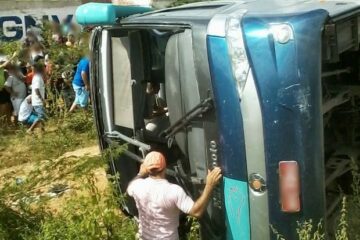 Ônibus tomba em rodovia e deixa mortos e feridos no Ceará (Foto: Canindé Notícias)