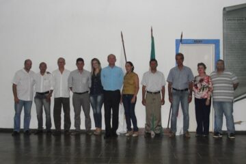 Jordão (ao centro) com os seus 10 secretários: Montalvânia tem estrutura de município médio (Foto: Ascom\Mtv