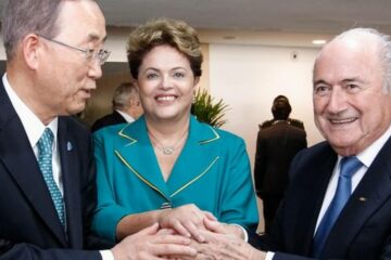 Presidente Dilma Rousseff com o secretário-geral das Nações Unidas, Ban Ki-moon, e o presidente da FIFA, Joseph Blatter, durante cerimônia de abertura da Copa do Mundo - Roberto Stuckert Filho/PR Read more: http://oglobo.globo.com/brasil/dilma-xingada-por-torcedores-no-itaquerao-12827861#ixzz34T5DuPtb