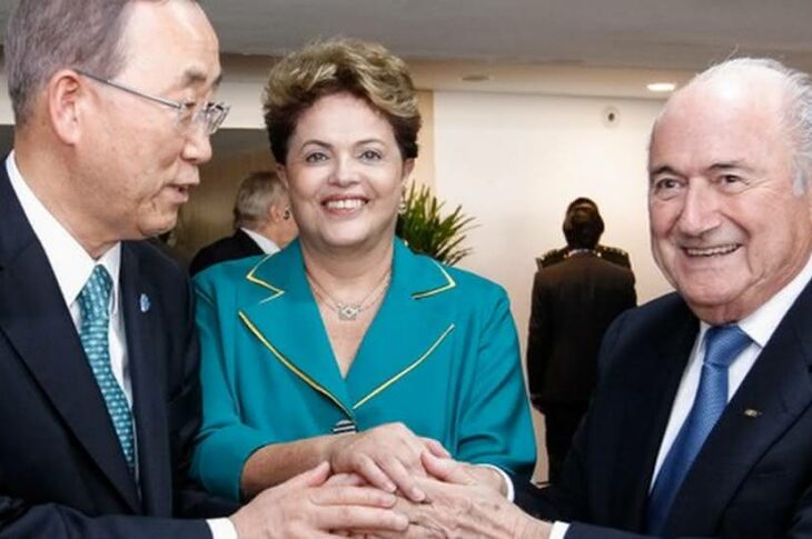 Presidente Dilma Rousseff com o secretário-geral das Nações Unidas, Ban Ki-moon, e o presidente da FIFA, Joseph Blatter, durante cerimônia de abertura da Copa do Mundo - Roberto Stuckert Filho/PR Read more: http://oglobo.globo.com/brasil/dilma-xingada-por-torcedores-no-itaquerao-12827861#ixzz34T5DuPtb