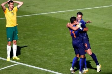 Memphis Depay e Van Persie celebram um dos gols da Holanda (Foto: Reuters)