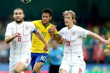 Neymar sofre com a forte marcação dos sérvios no Morumbi (Foto: Mowa Press)
