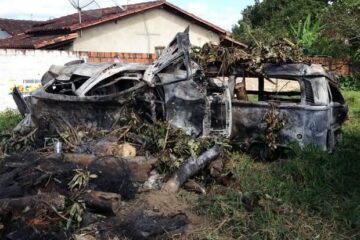 Cerca de 18 carros foram incendiados durante ataques em Amargosa (Foto: Ruan Melo/G1)