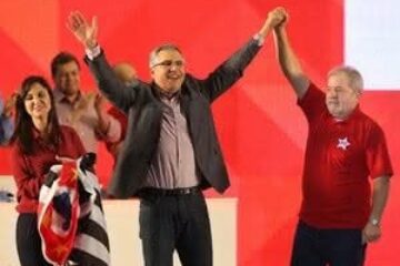 Padilha ao lado do ex-presidente Lula em convenção realizada em São Paulo (Foto: Daniel Teixeira/Estadão Conteúdo)