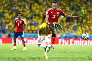 O lance em que Zúñiga machuca Neymar no jogo entre Brasil e Colômbia (Foto: Reuters)
