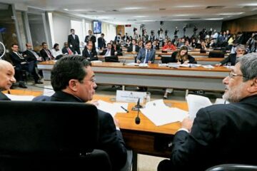 Parecia uma encenação — e era mesmo. As perguntas que seriam feitas pelos parlamentares ao ex-presidente da Petrobras Sergio Gabrielli foram enviadas a ele antes do depoimento por José Eduardo Barrocas, chefe do escritório da estatal em Brasília, que aparece no detalhe da foto