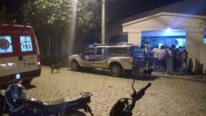 Familiares defronte ao hospital
