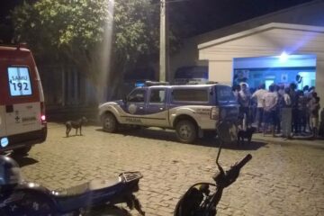 Familiares defronte ao hospital