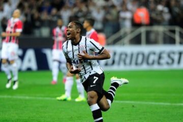 Elias comemora gol marcado no início, que abriu caminho para a vitória do Timão (Foto: Marcos Ribolli)