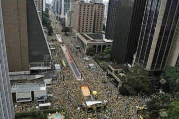Multidão ocupa a Avenida Paulista em protesto contra a corrupção e o governo. (Foto: Nacho Doce/Reuters)