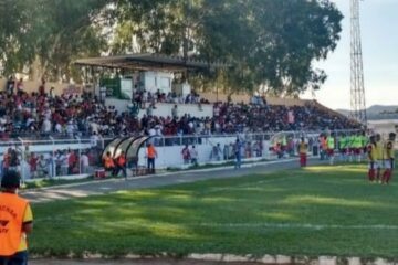 Torcida do Flamengo de Guanambi marca presença na goleada sobre o Botafogo da Bahia - Divulgação/Federação Baiana de Futebol Leia mais sobre esse assunto em http://oglobo.globo.com/esportes/fluminense-flamengo-botafogo-sao-protagonistas-da-segunda-divisao-baiana-16191852#ixzz3afX9rDDI © 1996 - 2015. Todos direitos reservados a Infoglobo Comunicação e Participações S.A. Este material não pode ser publicado, transmitido por broadcast, reescrito ou redistribuído sem autorização.