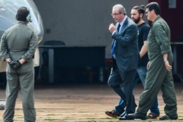 O ex-deputado Eduardo Cunha embarca para Curitiba após ser preso pela PF (Foto: Wilson Dias/Agência Brasil)
