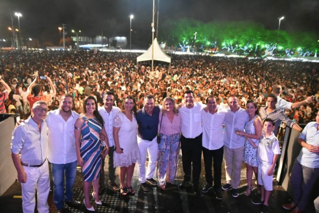 Mais de 50 mil pessoas lotam a Praça do Feijão em Guanambi na festa de réveillon Folha do Vale