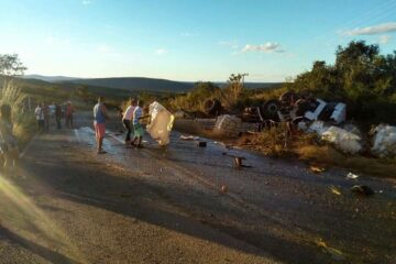 Caminhão carregado de cachaça tomba na BA-156