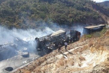 Veículos pegaram fogo na BR-251 (Foto: Ana Claudia Mendes/ Inter TV)